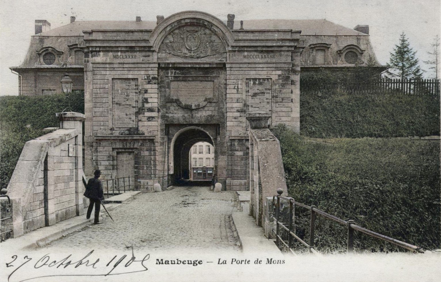 Maubeuge, carte postale de la porte de Mons.