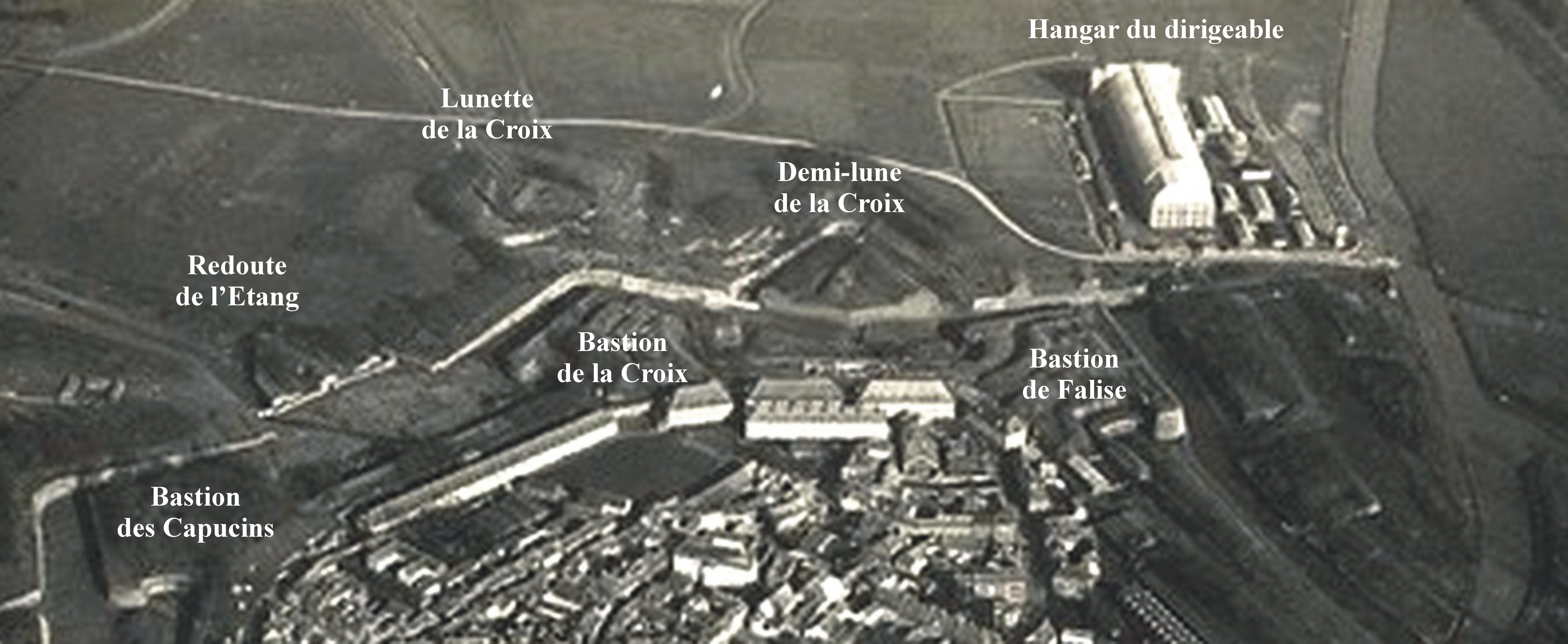 Remparts de Maubeuge, la redoute, la demi-lune et le bastion de la Croix, vue aérienne.