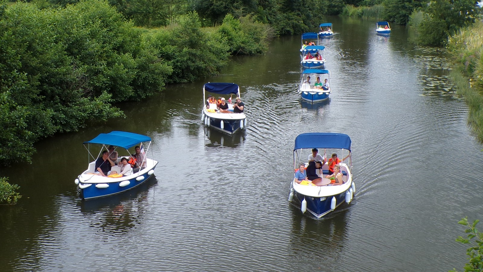 Activité bateaux électriques sur la rivière Sambre