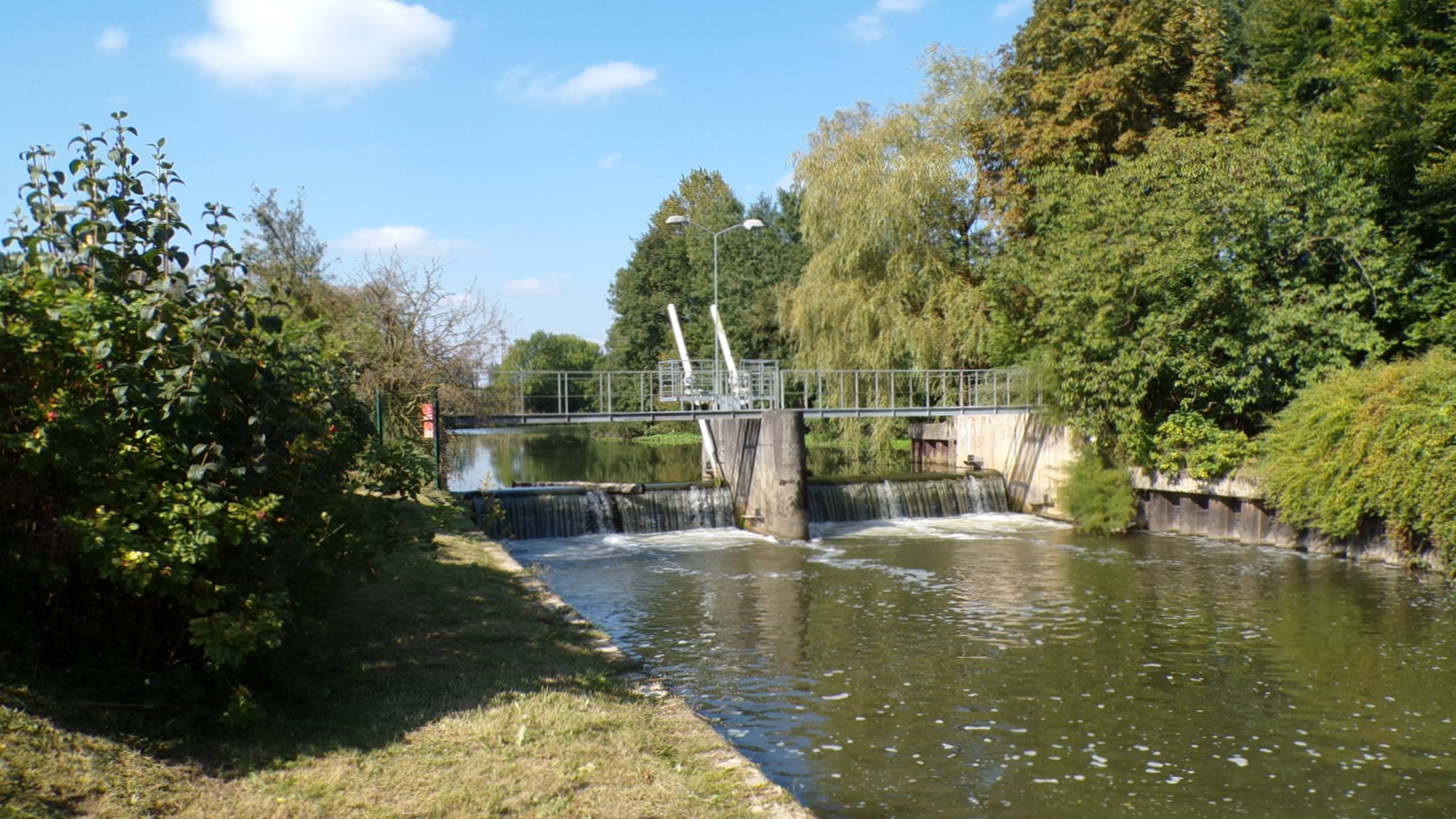 Ecluse de Pont sur Sambre, déversoir