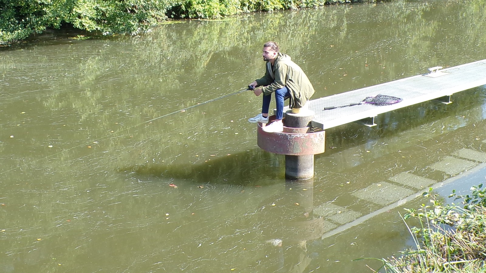 Ecluse de Pont sur Sambre. Pêcheur