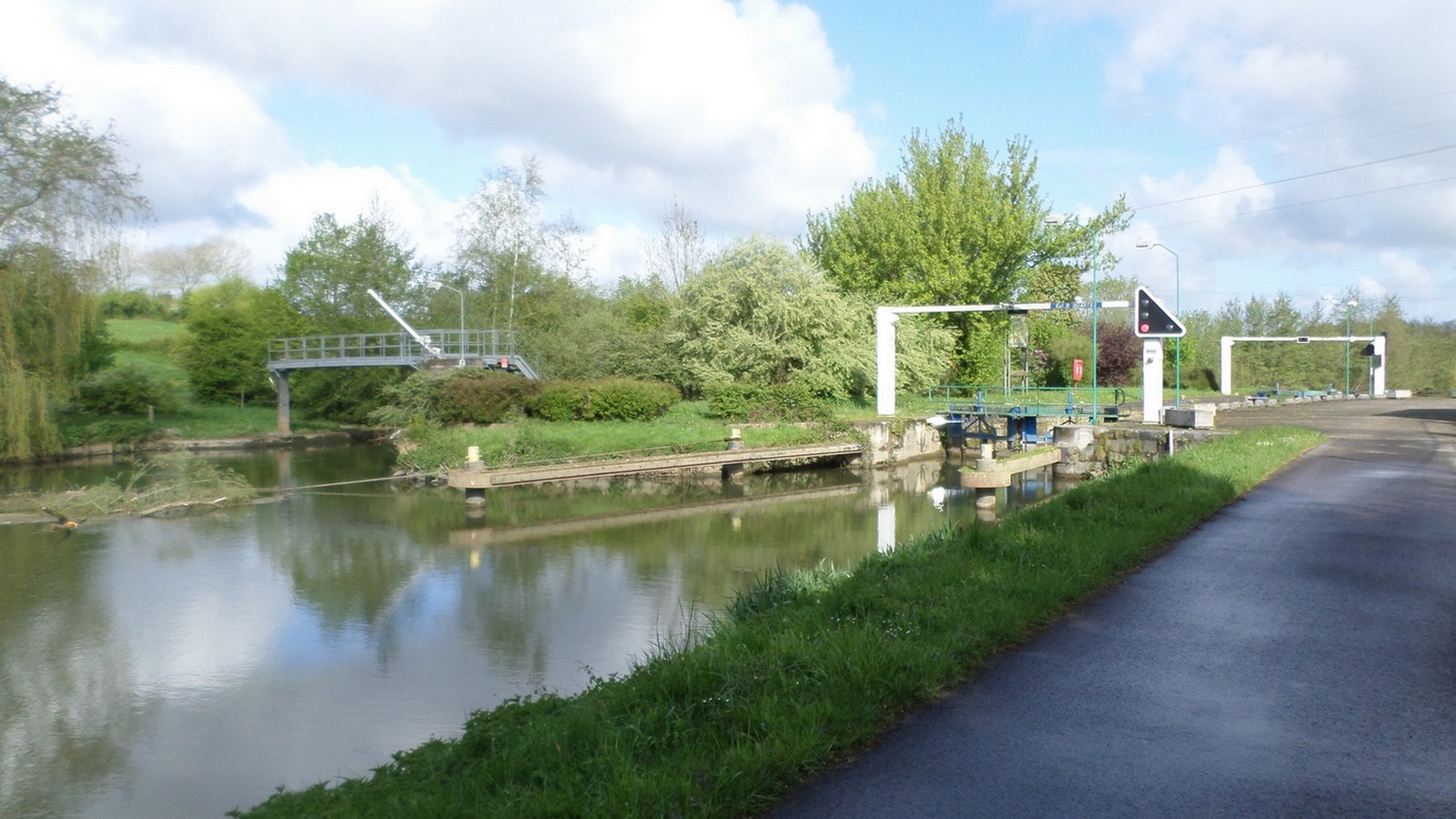 Ecluse de Quartes à Pont sur Sambre. 