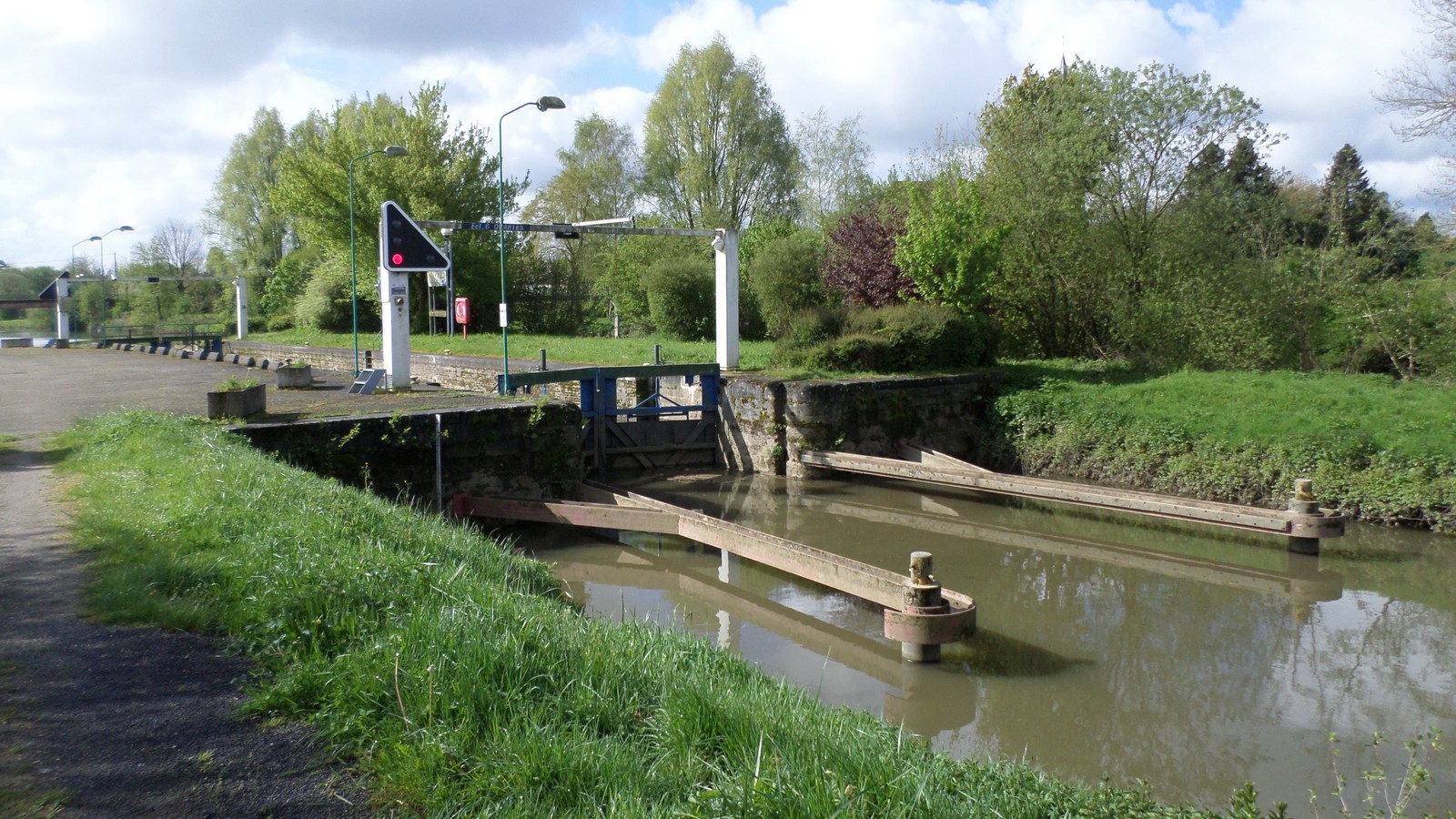 Ecluse de Quartes à Pont sur Sambre. 