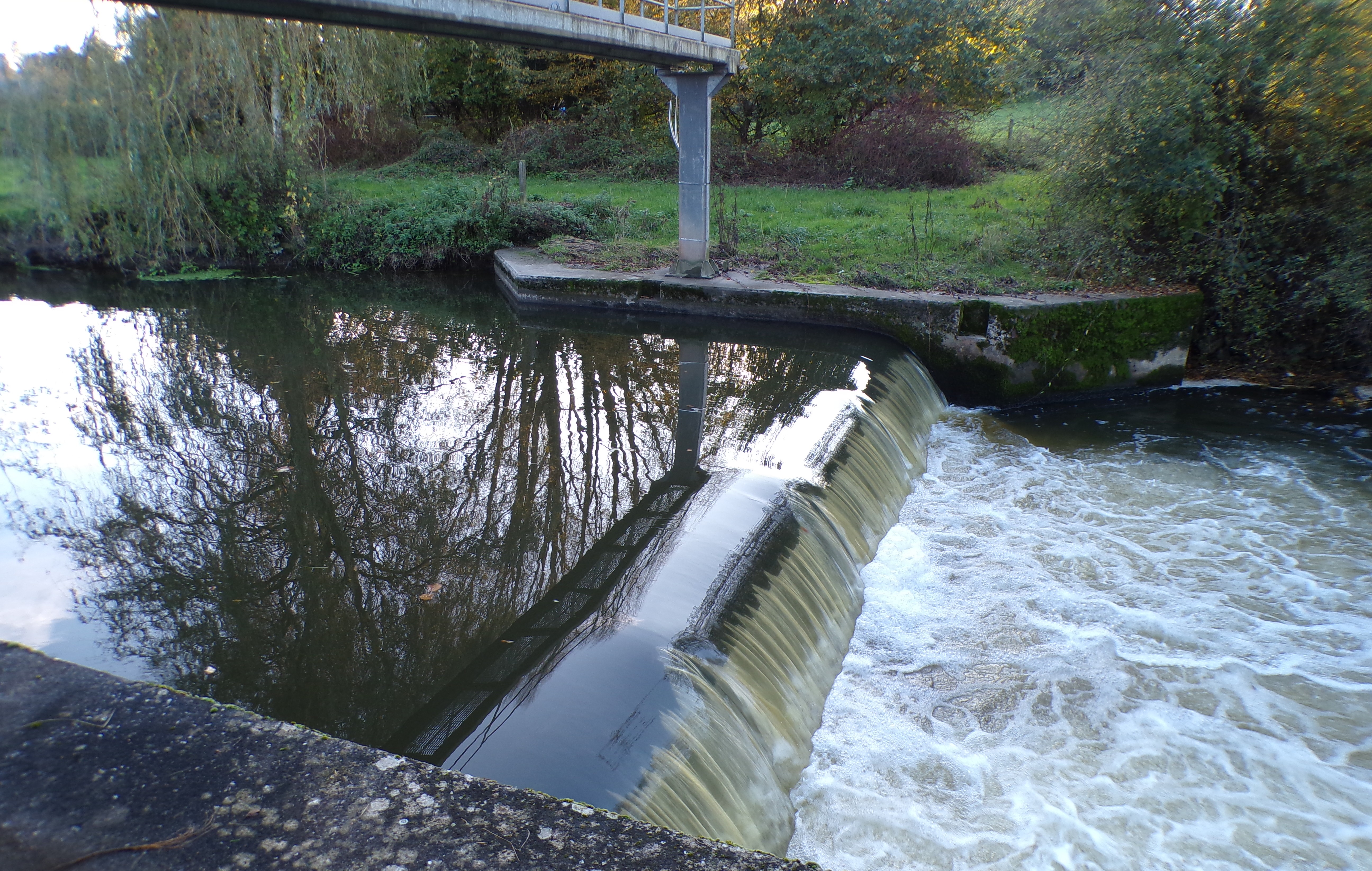 Ecluse de Quartes à Pont sur Sambre. Déversoir