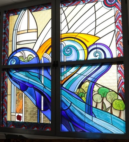 Le vitrail de la salle des fêtes de Rousies restaurée.