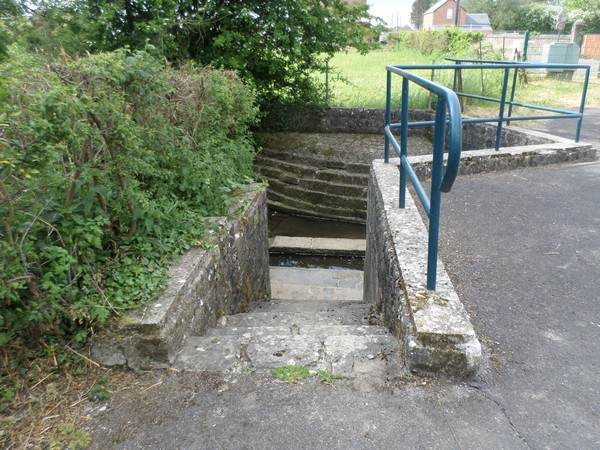 La fontaine-lavoir de Sars Poteries.