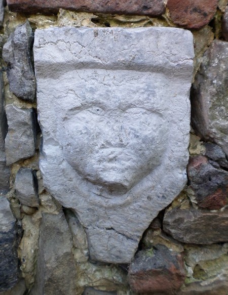 Vieux Mesnil, pierre sculptée