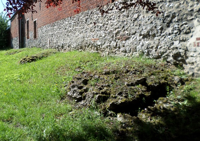 Vestige de l'ancien aqueduc romain Floursies - Bavay à Vieux Mesnil.